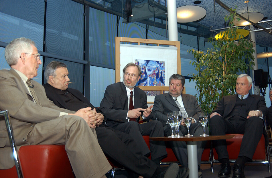 Sitzende Männer in Anzügen bei der Auftaktveranstaltung 2003