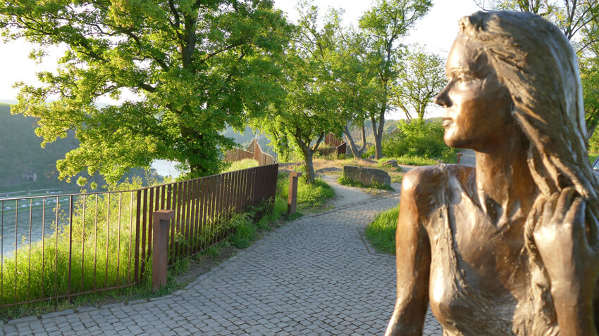 Blick auf das Loreleyplateau mit Loreley im Vordergrund
